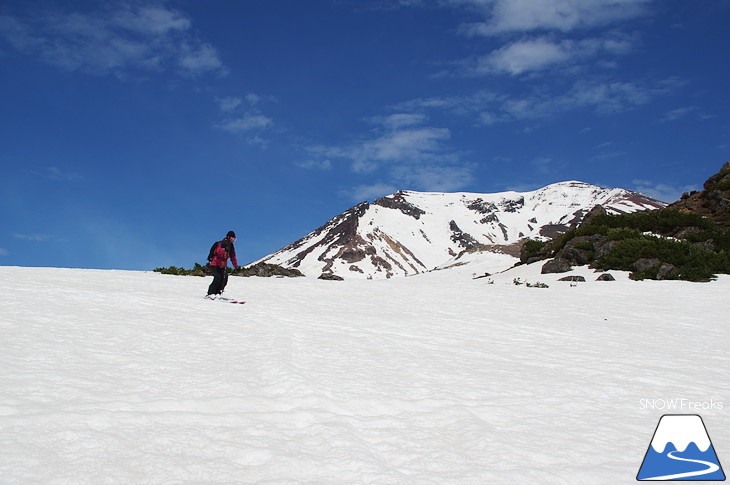 大雪山旭岳ロープウェイスキー場 残雪の北海道最高峰に今季最後のシュプールを…。